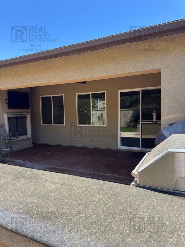 Building Photo - Beautiful Winchester Home with Open Floor Plan, Office & Solar