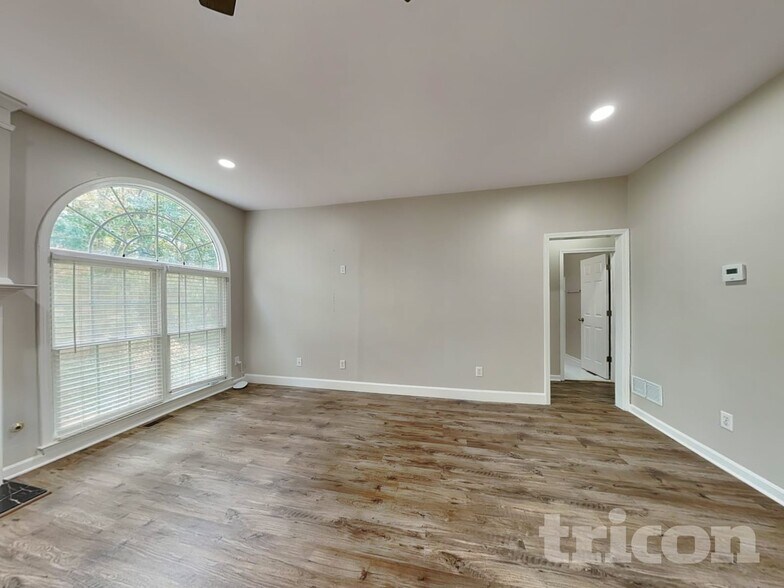 Building Photo - 716 Parkside Dr