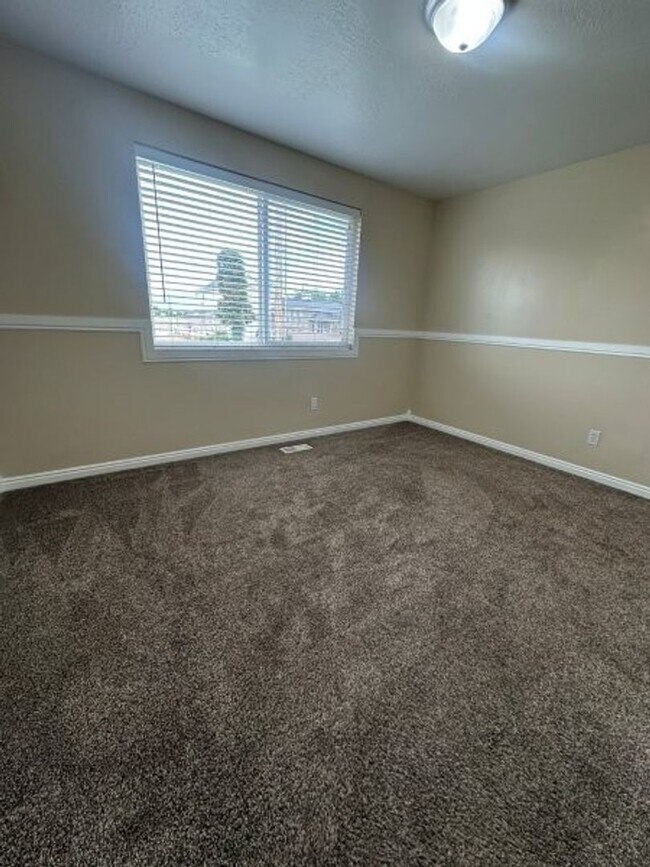 Building Photo - Spacious & Affordable! 5 Bed 2 Bath Home f...