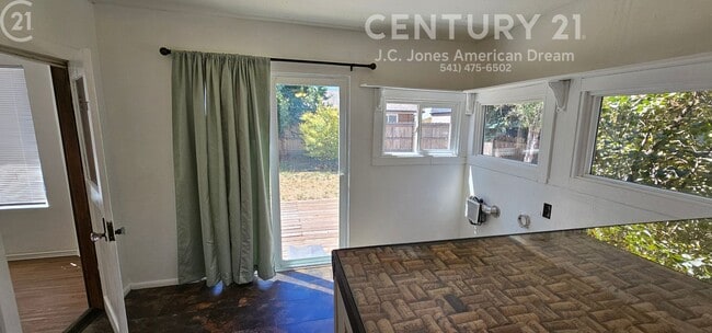 Building Photo - Minutes to Downtown Grants Pass