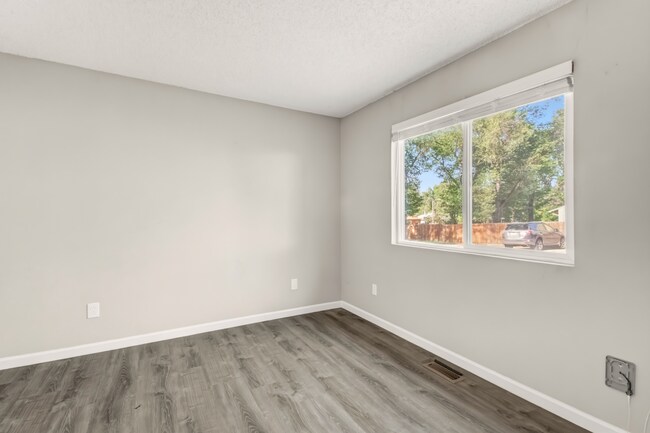 Building Photo - 2462 E Willamette Ave