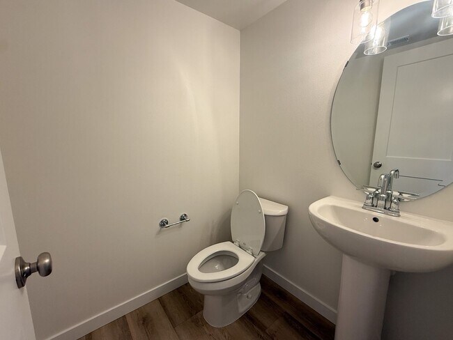 Building Photo - 344 SE Shetterly Dr