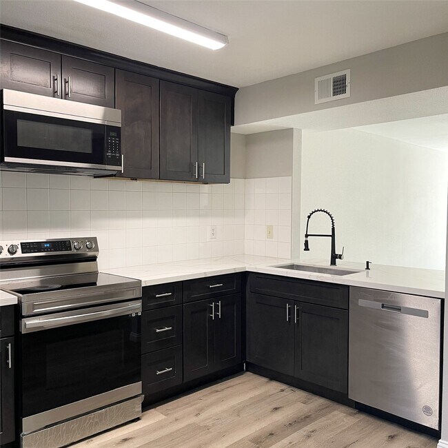 Building Photo - 8718 Victorian Village Dr