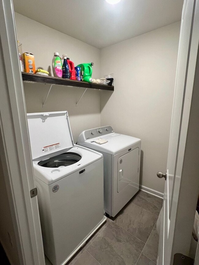 Building Photo - 3 Bedroom Townhome in Oakwood!