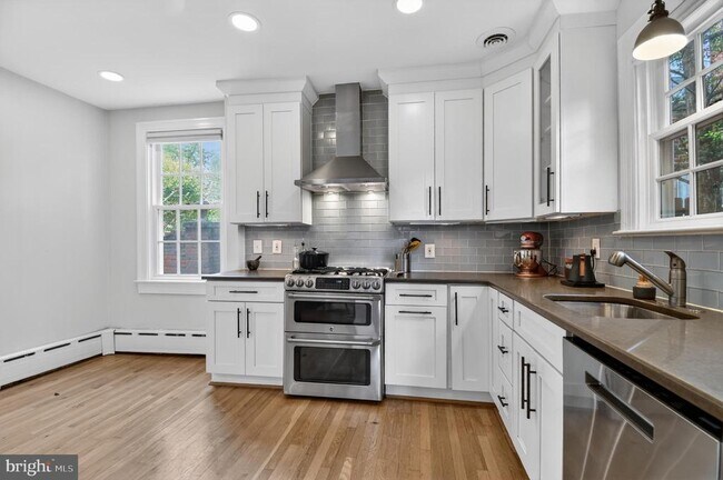 Building Photo - 3005 McKinley St NW