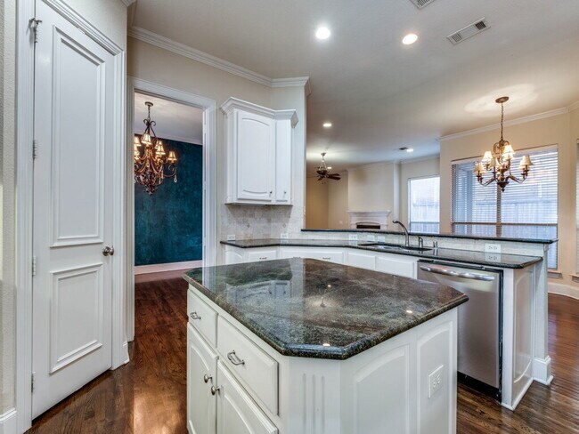 Building Photo - 3 bedroom 3 bath Duplex