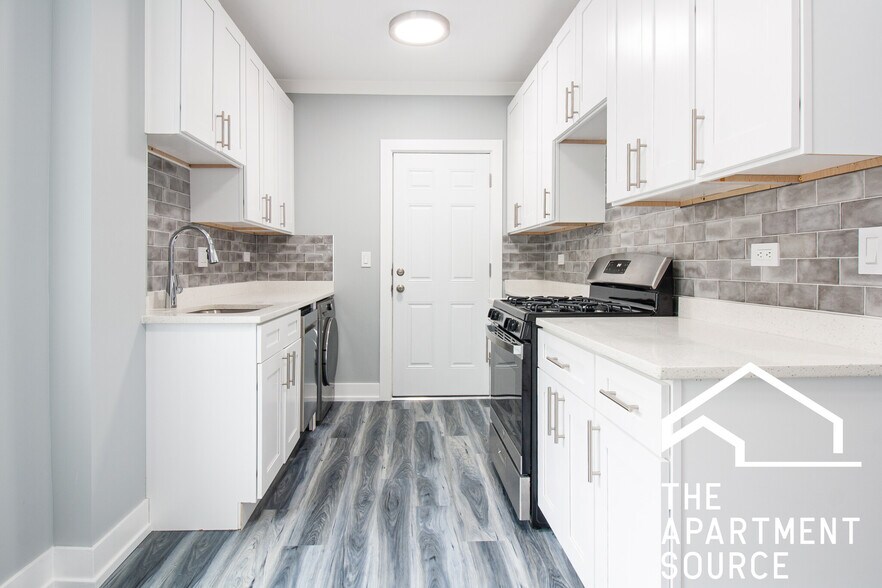 Building Photo - 3824 N Greenview Ave