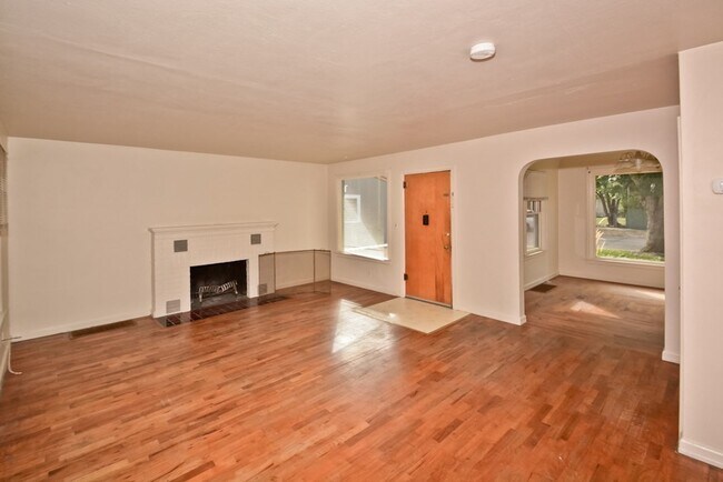 Building Photo - 1714 Heron St
