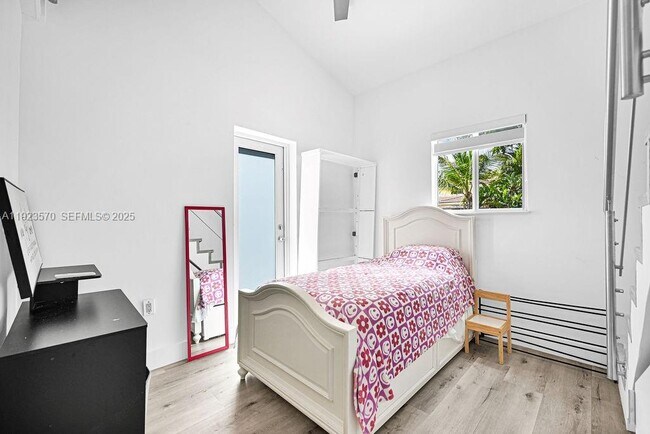 Building Photo - 876 NE 81st St