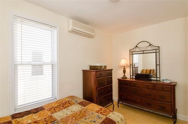 Building Photo - 154 Boylston St