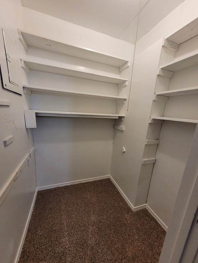 Building Photo - 4 bed 1.5 bath move in ready