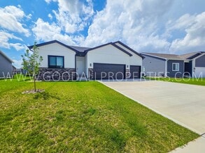 Building Photo - Newer 4 Bedroom, 3 Bath 3 car garage Home in Waukee with a 3-Car Garage