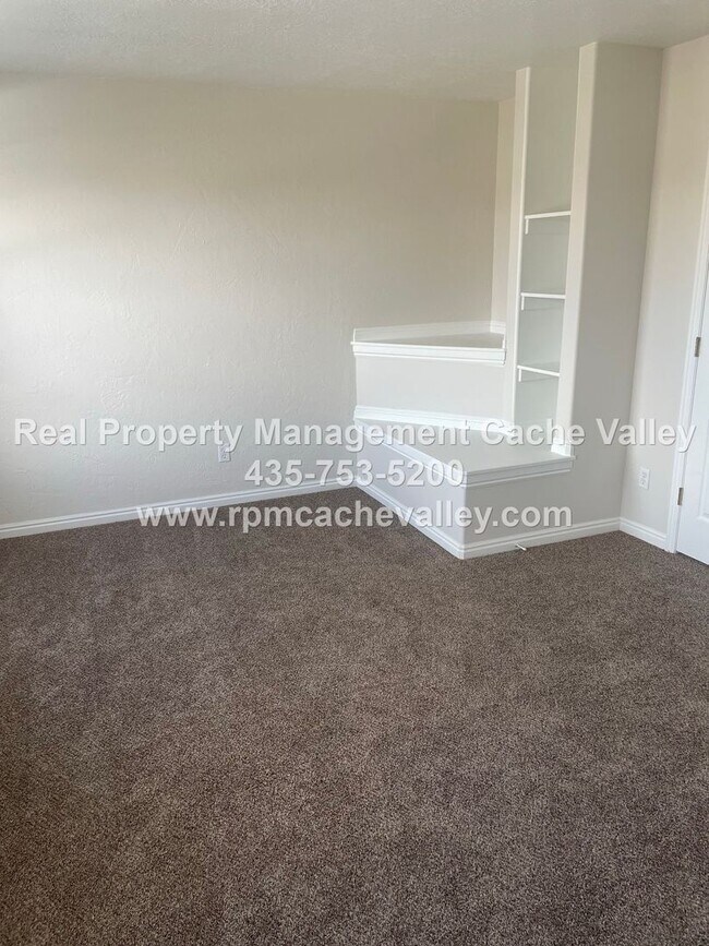 Building Photo - 328 280 N