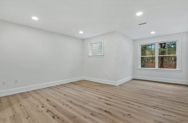 Building Photo - 19 Lily Pond Ln