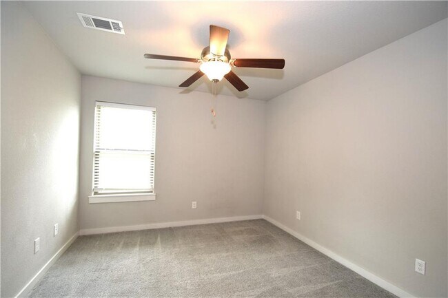 Building Photo - 400 Rineel Ave