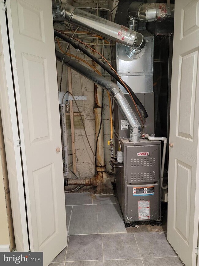 Building Photo - 3317 W Garrison Ave