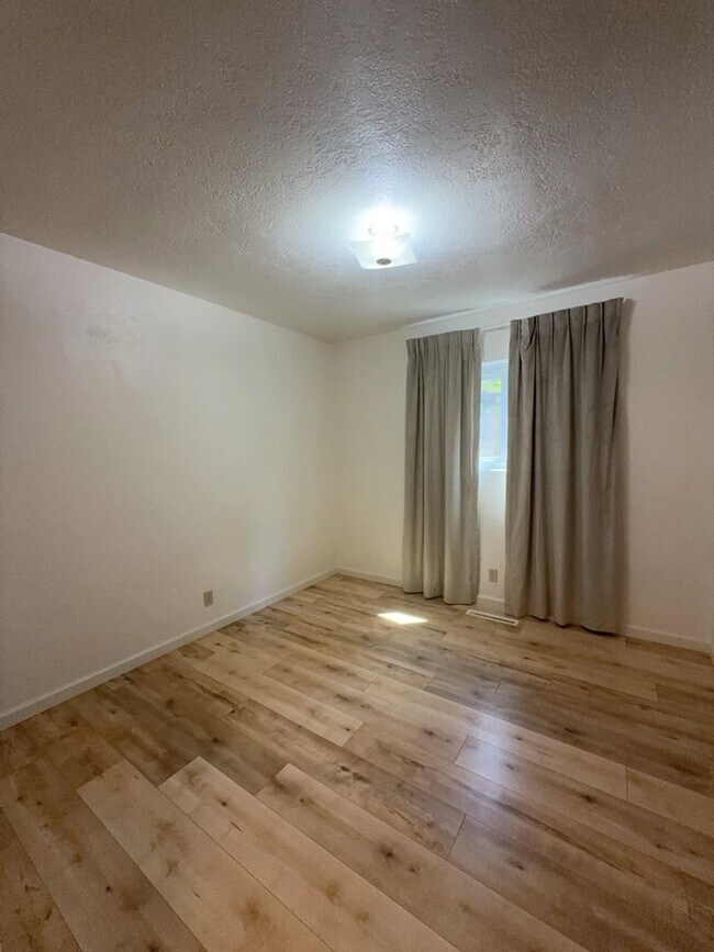 Building Photo - 615 Beverly Way