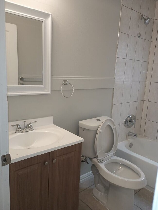 Building Photo - Cozy 2 bed / 1 bath - Move in Ready!