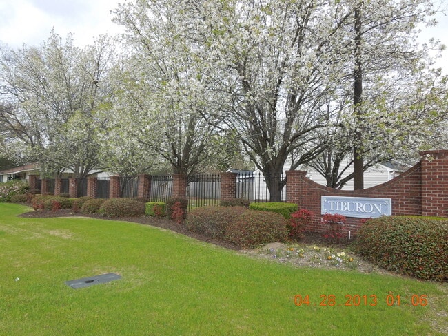 Building Photo - West Augusta Townhome Close to Medical, Shopping, and Dining