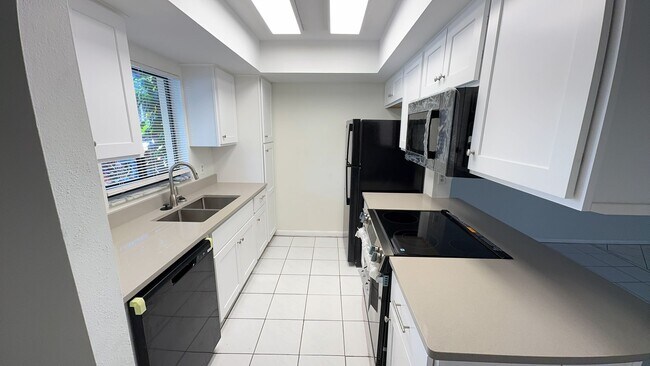 Building Photo - Newly renovated 2 bedroom Townhouse for Re...