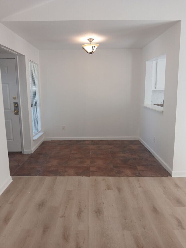 Building Photo - 1 Bed 1 Bath Condo in Dallas (All Electric)