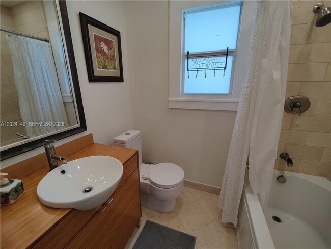 Building Photo - 1823 S Bayshore Ln