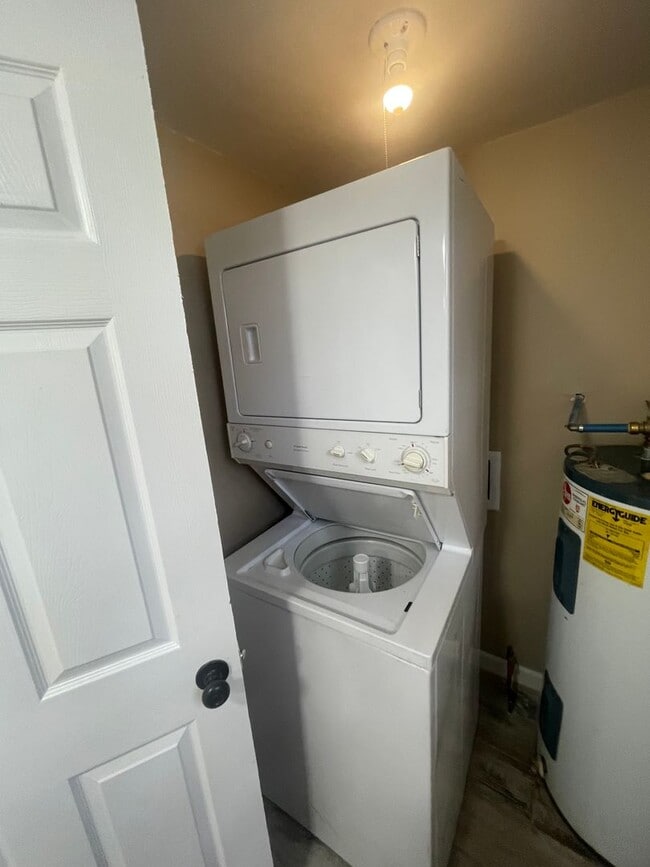 Building Photo - 1/1 Home Available For Rent!