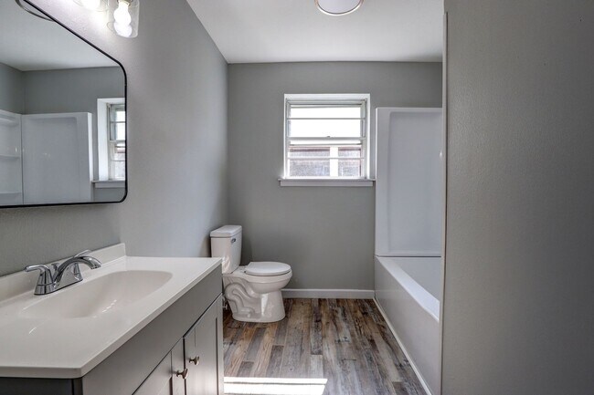 Building Photo - 3 Bedroom 1.5 Bath House for Rent