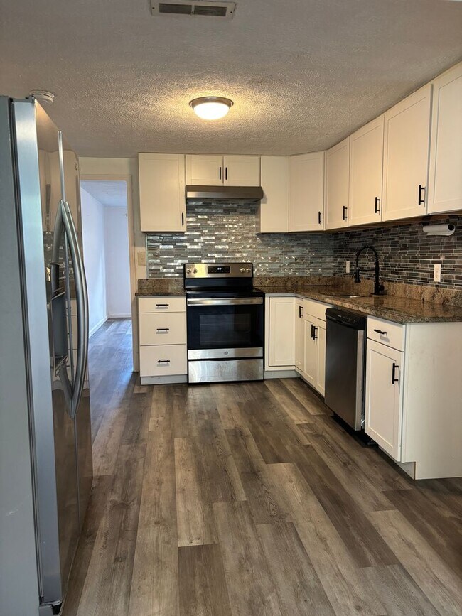 Building Photo - Charming single family home on a cul-de-sac that accepts vouchers