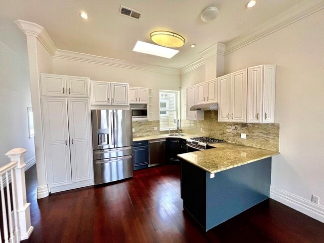 Building Photo - SPECTACULAR, TOP FLOOR 2 BED/2 BATH MISSIO...