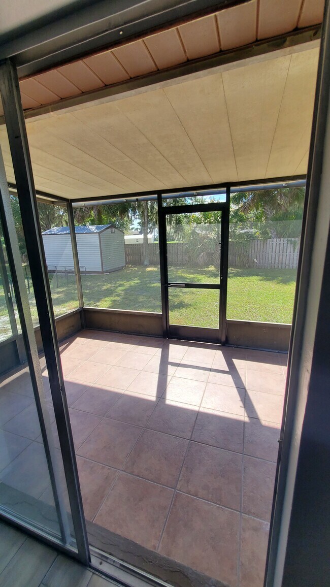 Building Photo - 1711 Lakewood Ave