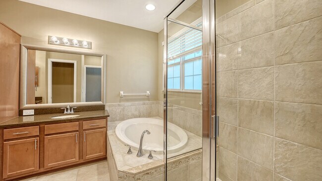 Building Photo - 8280 Villa Grande Ct