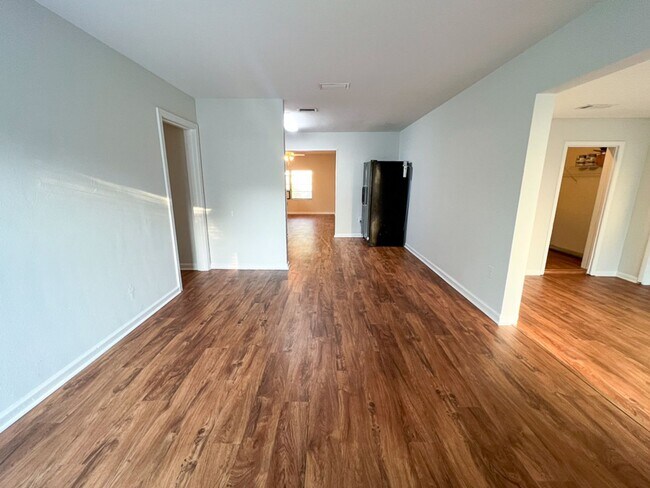 Building Photo - Pet Friendly 4BR/2BA Home Near UF Available for Fall 2026!