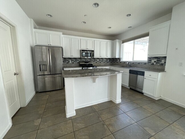 Building Photo - 1348 Encore Dr