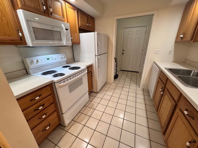 Building Photo - 1005 Prairie Ave