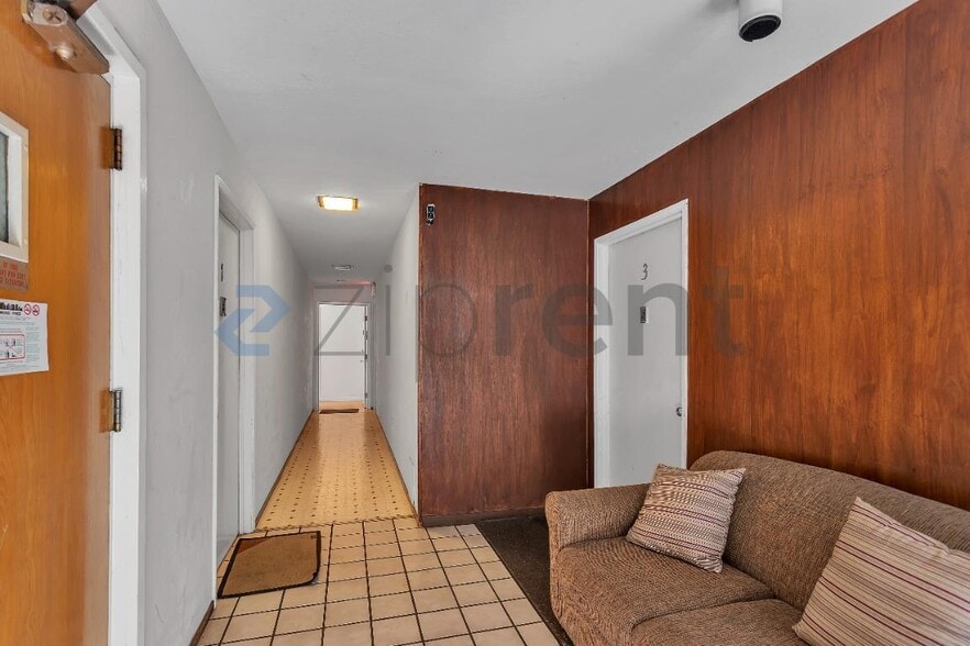 Building Photo - Unit 2