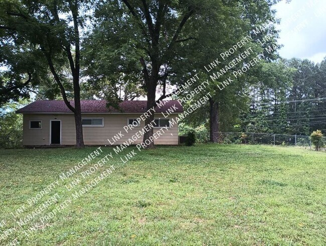 Building Photo - Don't Miss this Charming 2 bedroom with Ga...