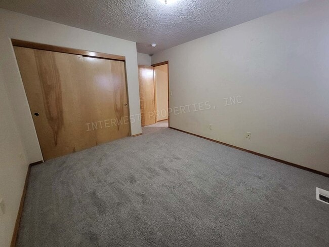Building Photo - 3bd 2 ba Townhouse w/Washer/Dryer in Unit, Yard and Garage!