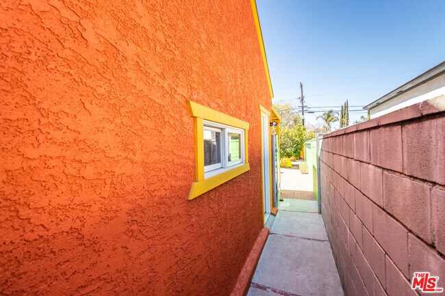 Building Photo - 6445 Tujunga Ave