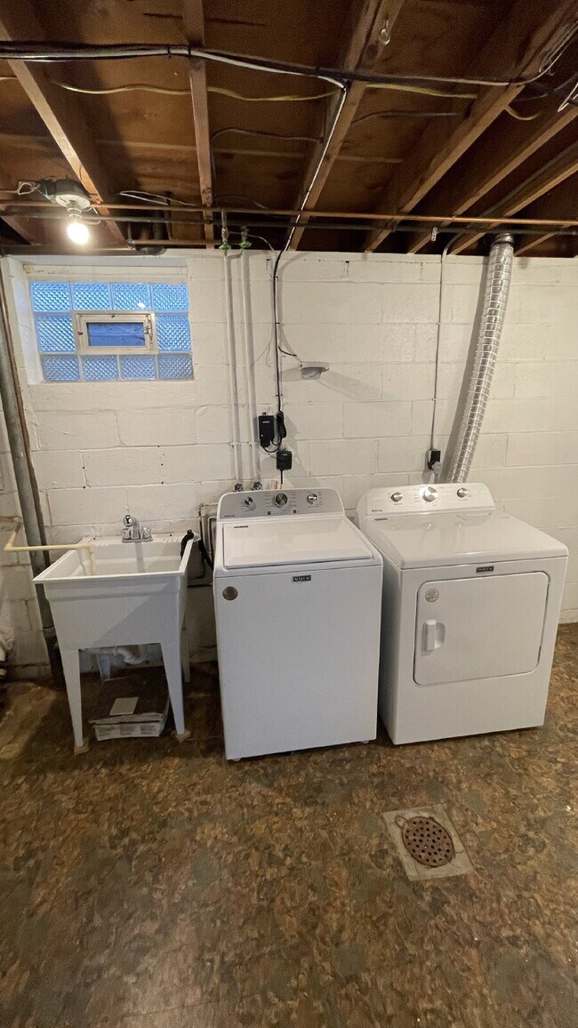 Building Photo - Charming 3 bed, 2 bath with finished basement!