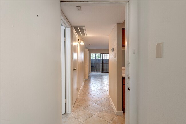 Building Photo - 3005 Walnut Bend Ln