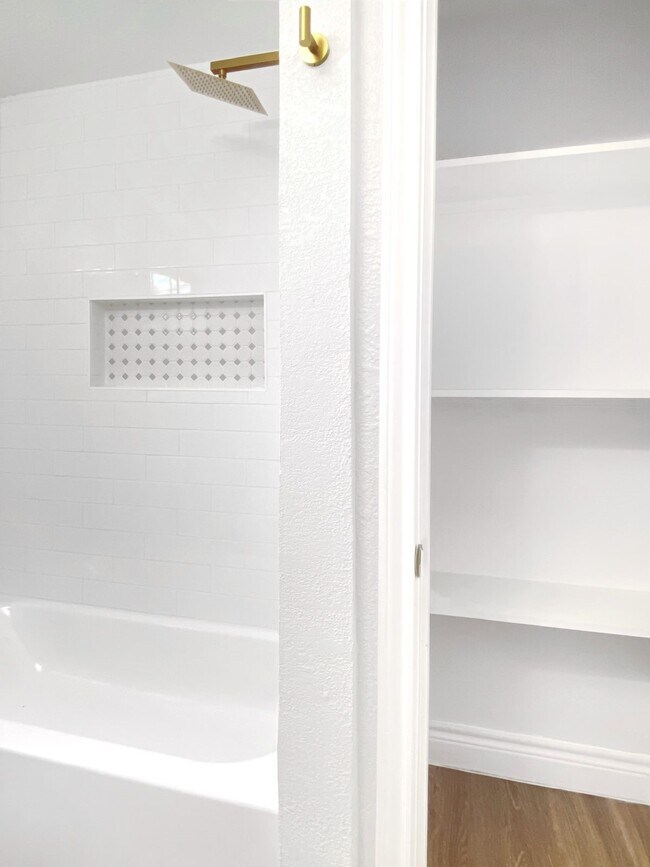 Building Photo - 810 Avenue D