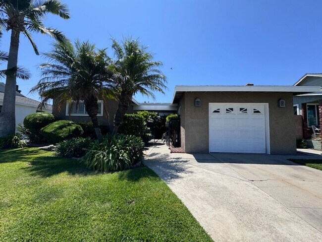 Building Photo - 3 bed & 2 bath home in EAST side Long Beach