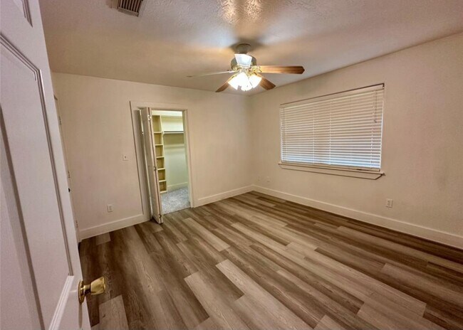 Building Photo - 530 Edgebrook Dr