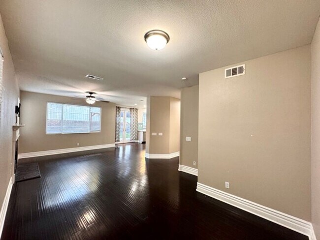 Building Photo - Beautiful 4 Bedroom Murrieta Home with Sol...