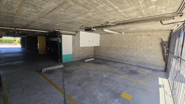 Building Photo - 785 W 19th St