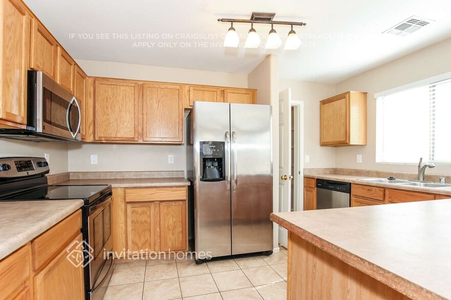 Building Photo - 13032 W Mauna Loa Ln