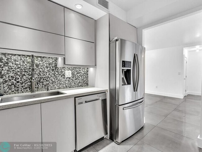 Building Photo - 300 Bayview Dr