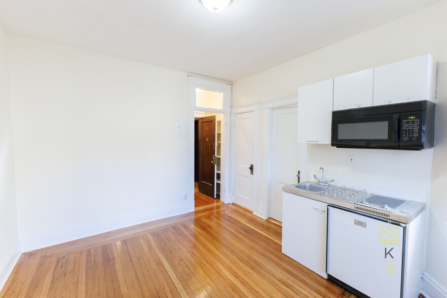 Building Photo - 27 Park Dr