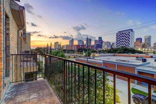 Building Photo - Impeccably Maintained Midtown Townhome with Downtown Views!